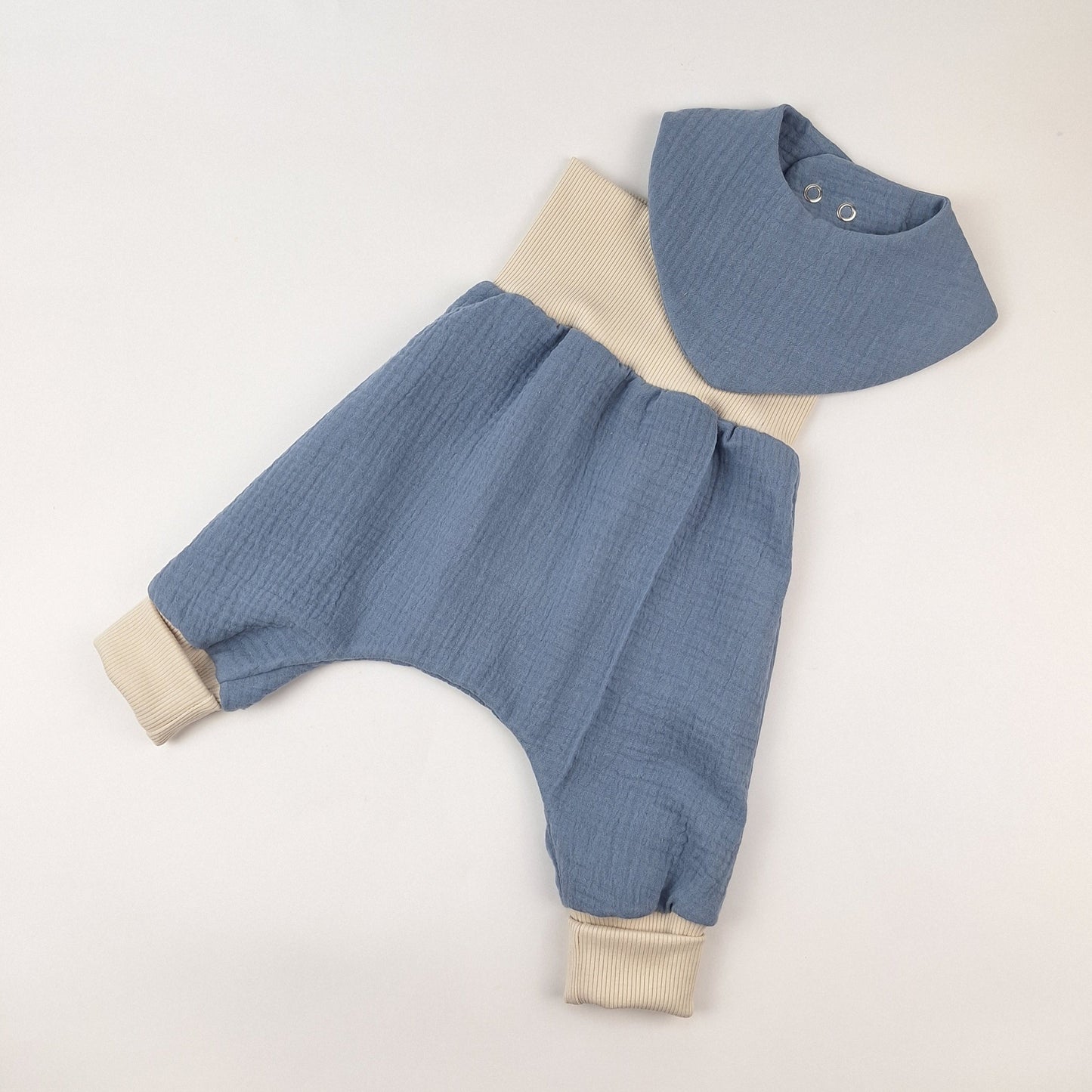 Musselinhose mit Latz