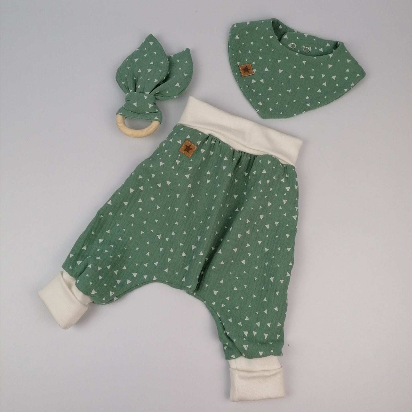 Musselinhose mit Latz und Beißring