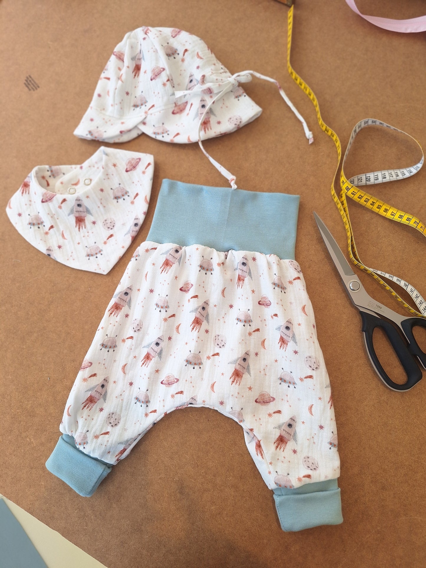 Muslin trousers with bib